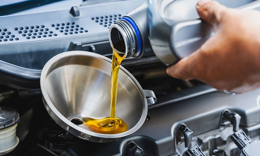 shutterstock 2588247199 synthetic oil change